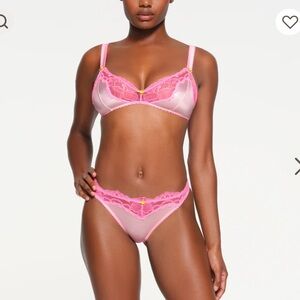 NWT. SKIMS Stretch satin lace. Matching set. Cherry Blossom.